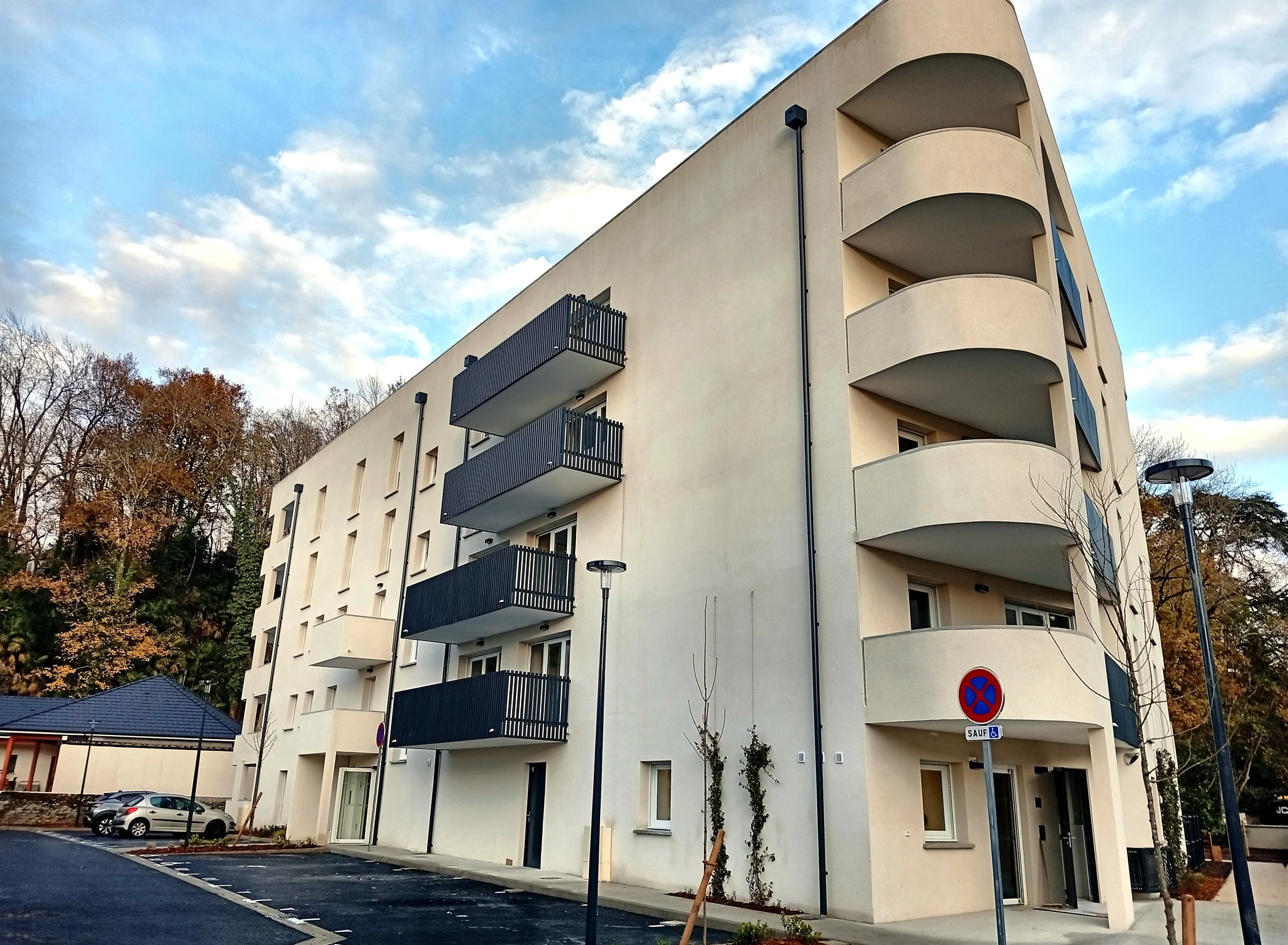 La résidence intergénérationnelle Domani réunit des personnes âgées, des actifs et des étudiants dans un cadre chaleureux et convivial