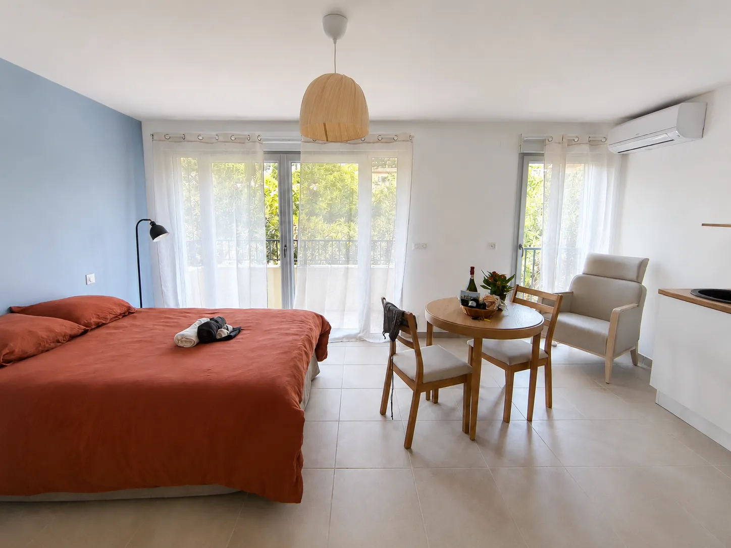 Une chambre lumineuse et confortable, pensée pour offrir aux seniors un cadre de vie agréable, rassurant et adapté au quotidien.