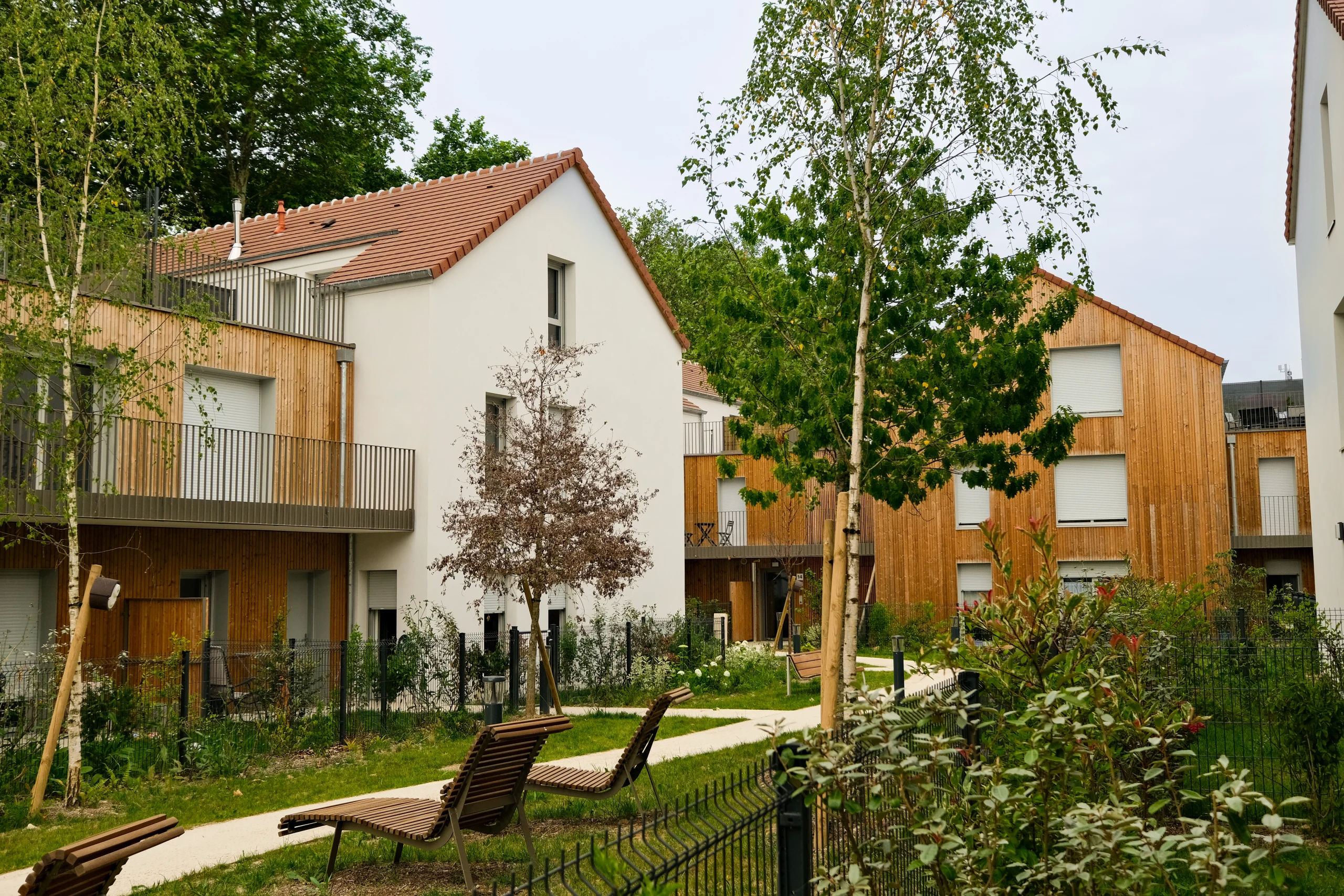 Résidence senior Domani à Crécy-la-Chapelle, un habitat partagé moderne entouré de jardins paysagers, offrant confort et convivialité aux seniors.