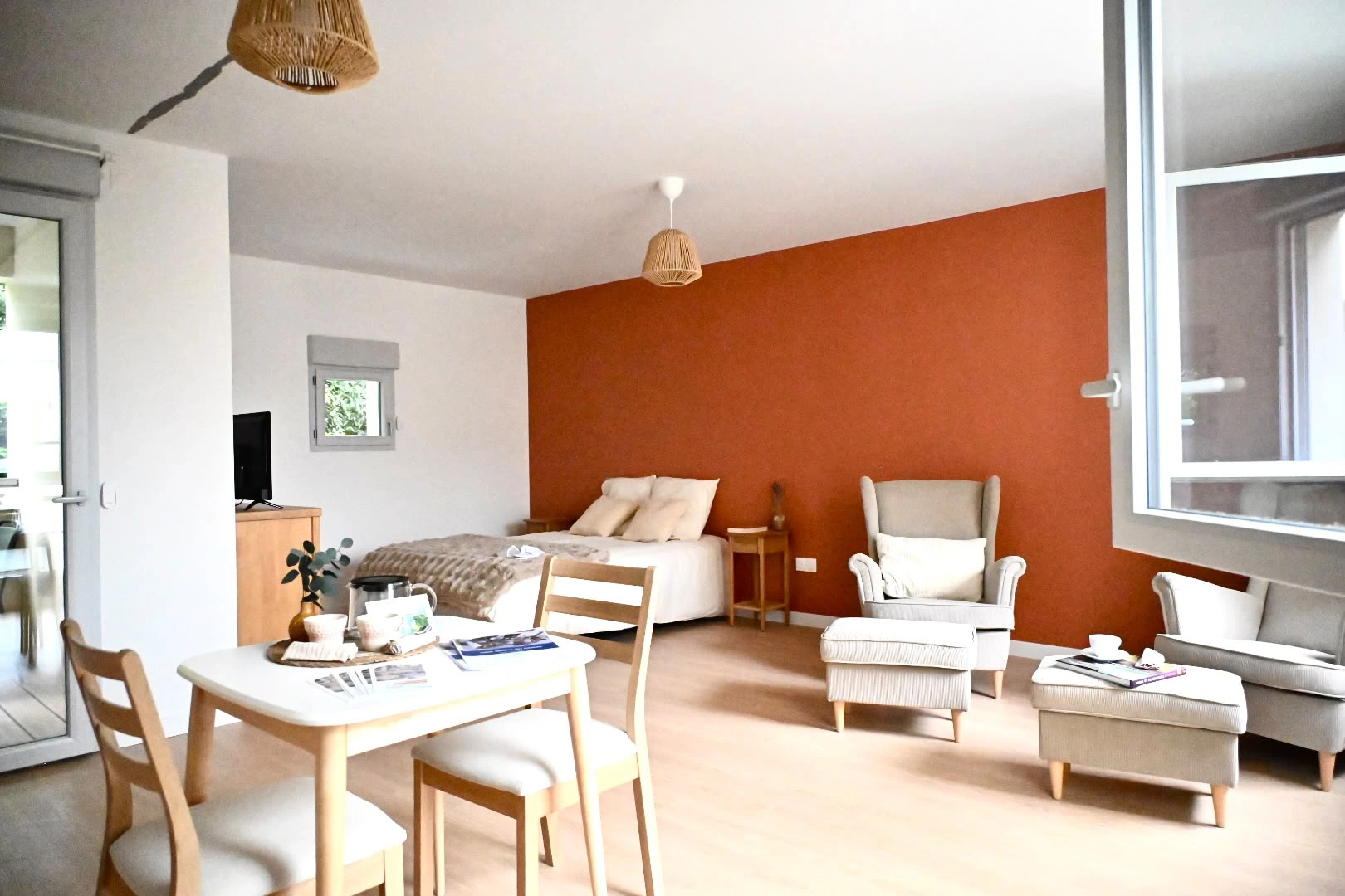 Partie privative meublée dans la résidence senior Domani à Saintes avec espace nuit, salon et salle à manger lumineux.