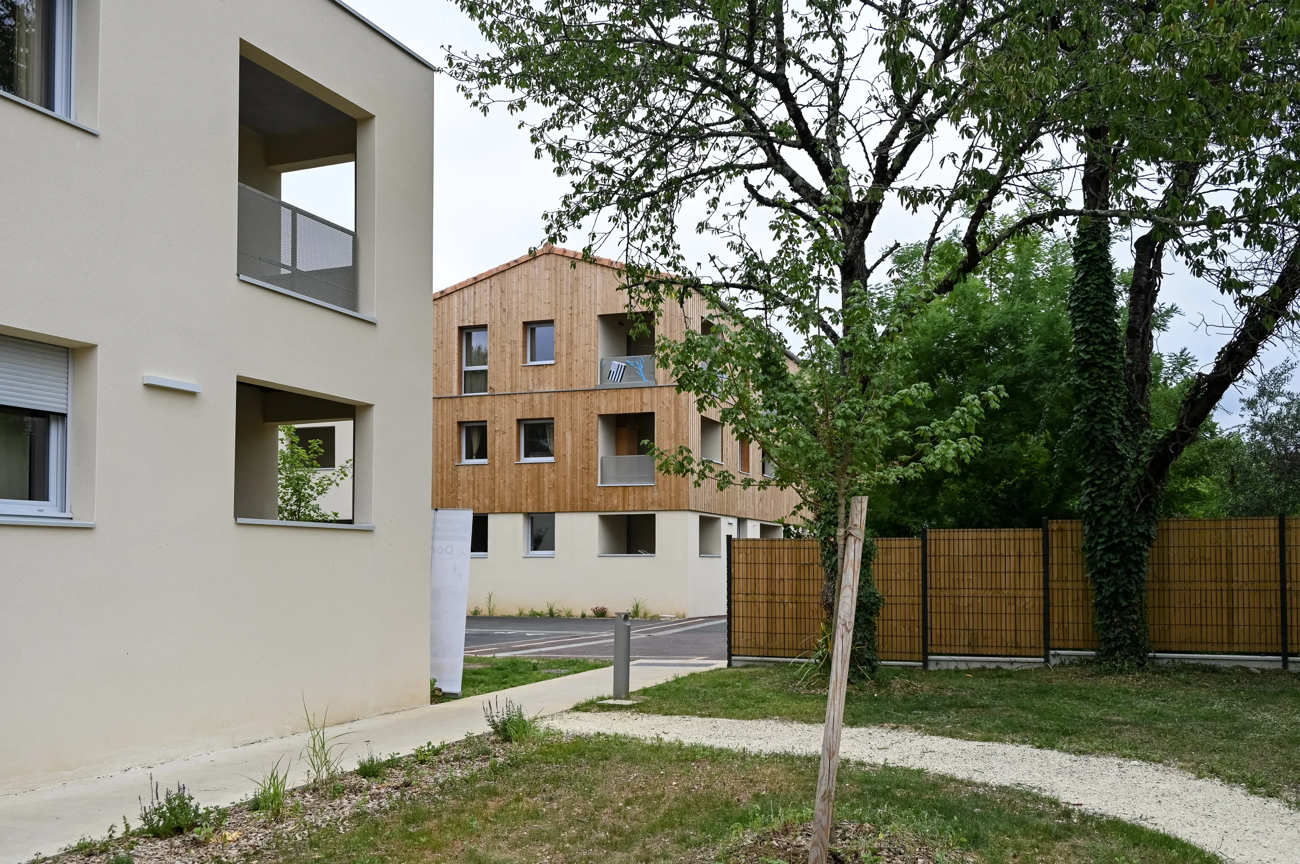 Vue extérieure de la résidence senior Domani à Saintes avec ses bâtiments modernes, ses espaces verts et son environnement arboré.
