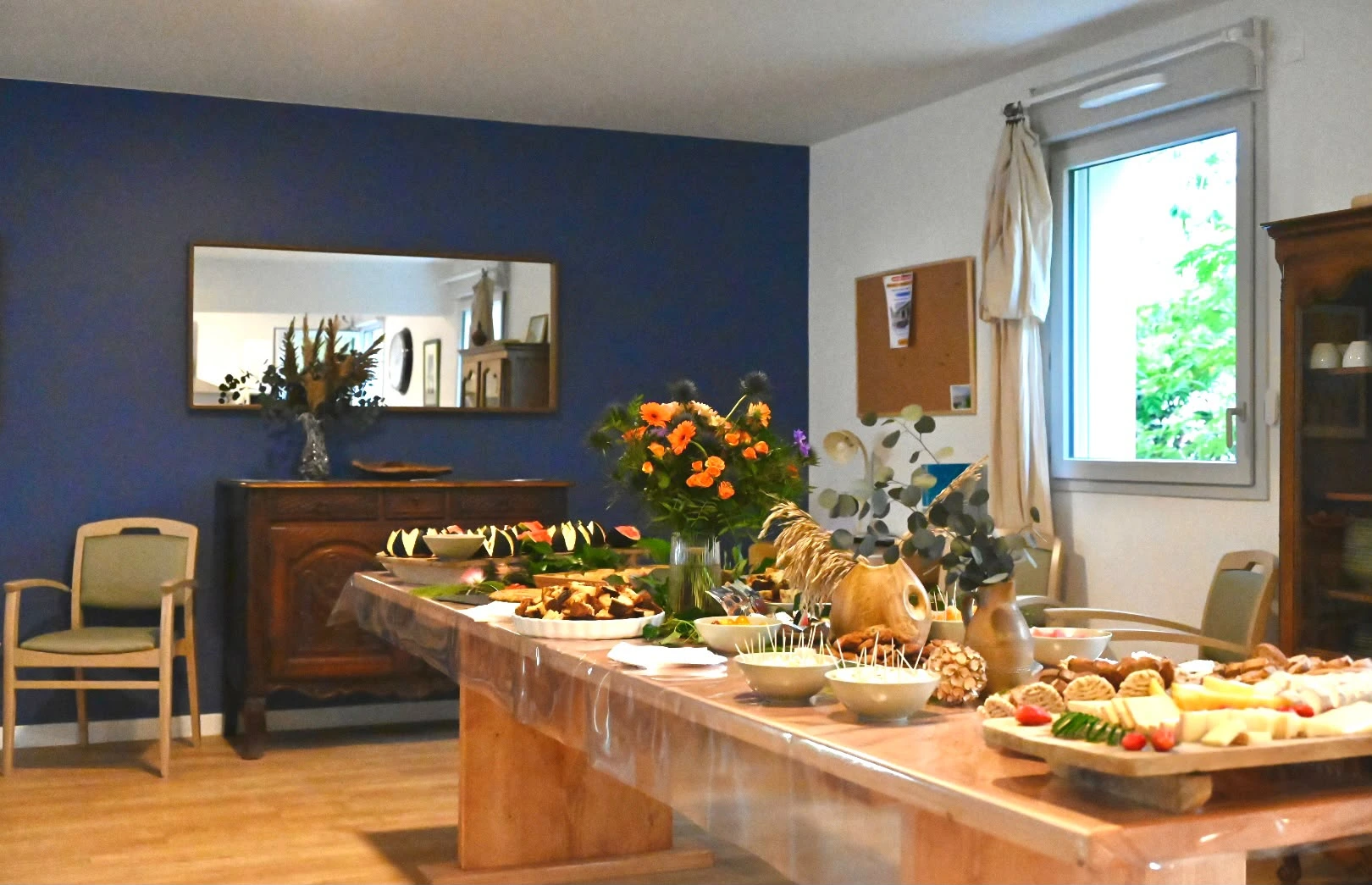 Salle à manger conviviale de la résidence senior Domani à Saintes, aménagée pour partager les repas et les moments de vie entre habitants.